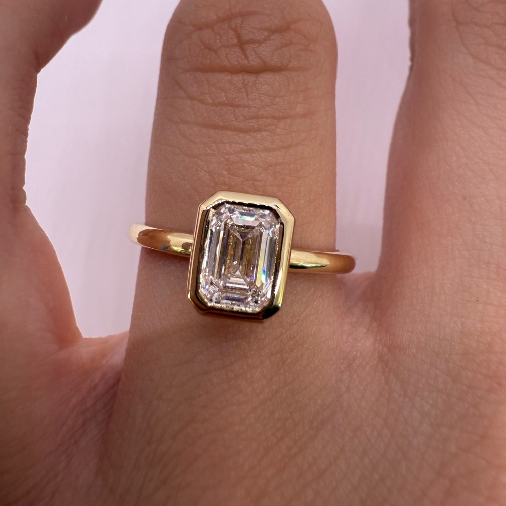 1.05 carat D VS1 emerald cut bezel solitaire lab diamond ends ring
